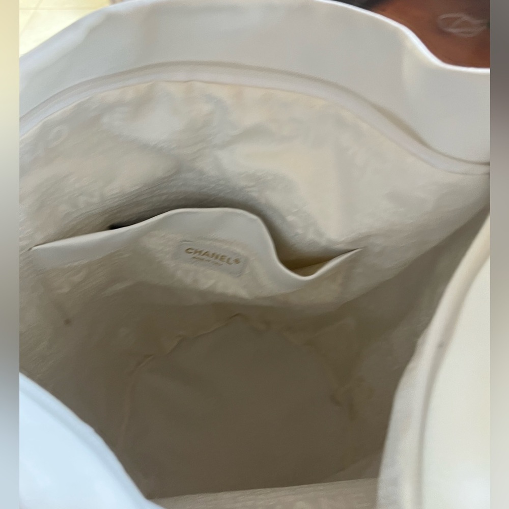 CHANEL White CC Bucket Handbag Calfskin Leather - Picture 4 of 4